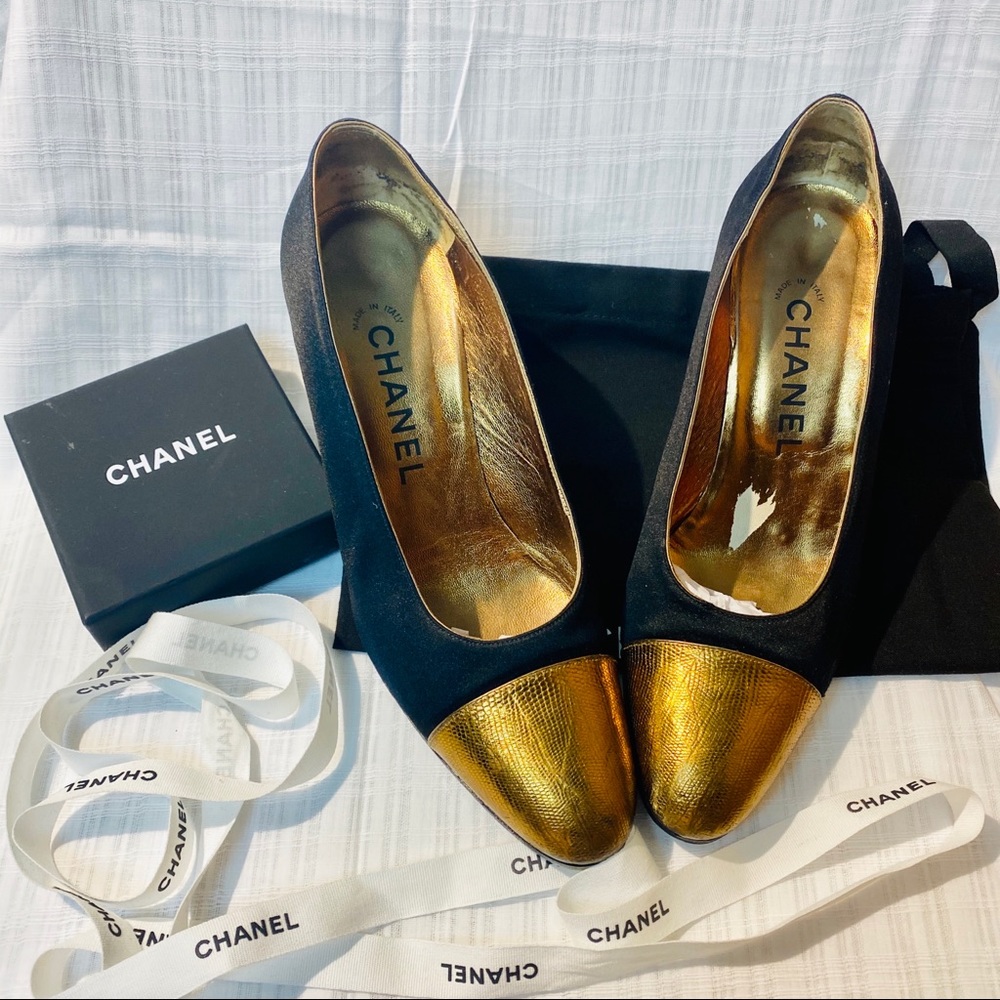 CHANEL HEELS GOLD AND BLACK SATIN